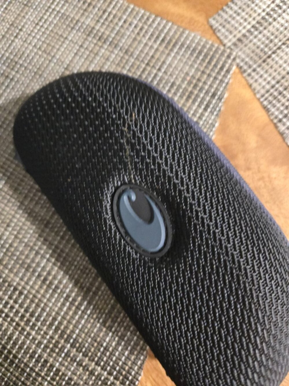 Costa Del Mar Unisex black/gray textured zippered sunglasses case.
